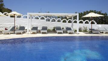 Seasonal outdoor pool, sun loungers