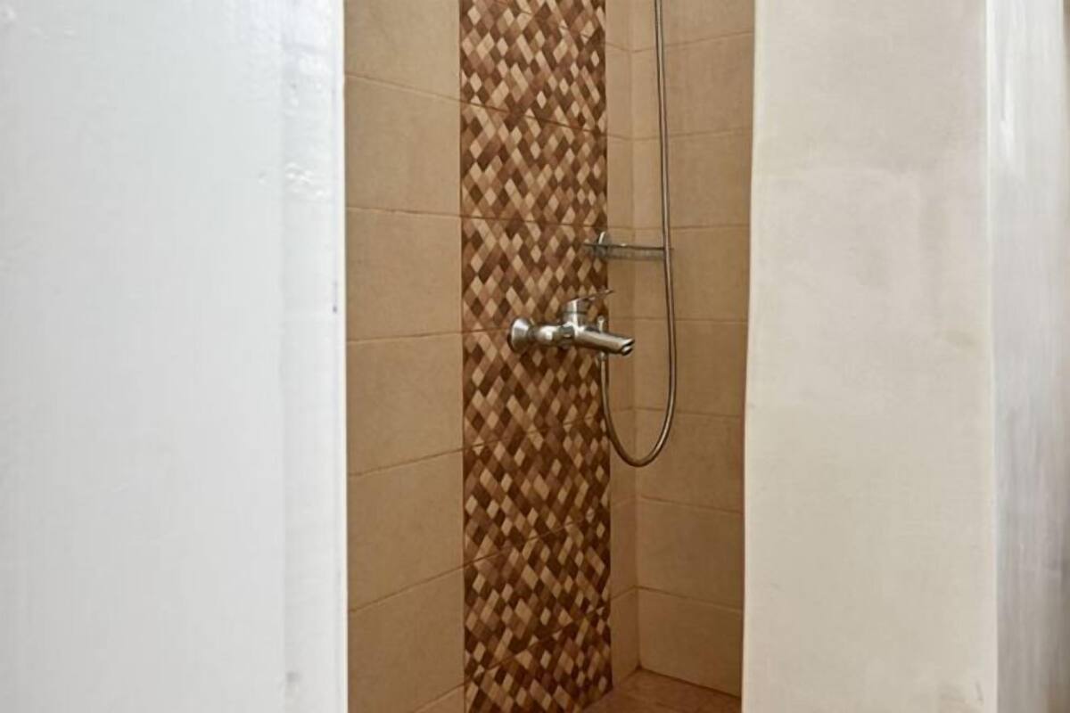 Banheiro | Chuveiro, produtos de toalete grátis, secador de cabelo, chinelos