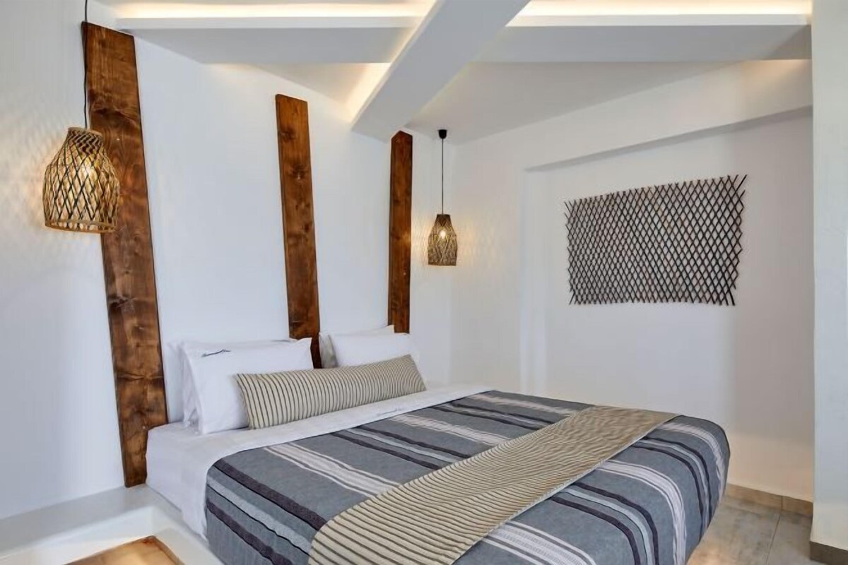 Suite with Side Caldera View