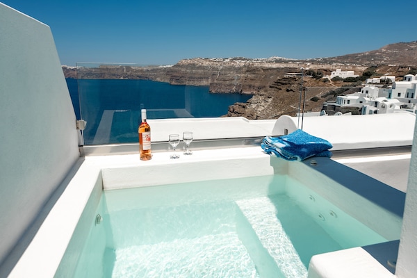 Deluxe Double with Panoramic Caldera View & Hot Tub | Minibar, in-room safe, individually decorated, individually furnished
