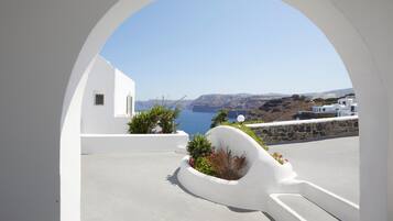 Minibar, in-room safe, individually decorated, individually furnished