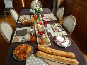 Daily continental breakfast for a fee