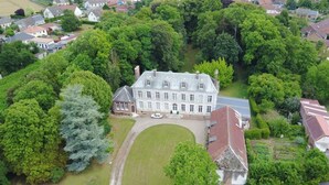 An aerial view of a large, historic building surrounded by lush greenery and a well-maintained lawn. - Le Chateau de Plessier-Rozainvillers (Le Plessier-Rozainvillers)