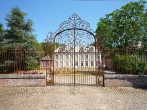 Front of property – evening/night - Le Chateau de Plessier-Rozainvillers (Le Plessier-Rozainvillers)