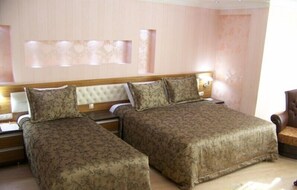 Junior Suite | Minibar, Schreibtisch, Bügeleisen/Bügelbrett, kostenlose Babybetten