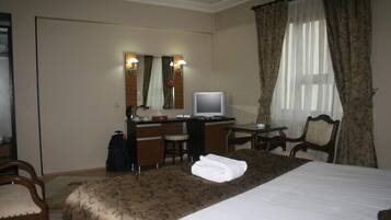 Suite | Frigobar, escrivaninha, ferros/tábuas de passar roupa, berços grátis