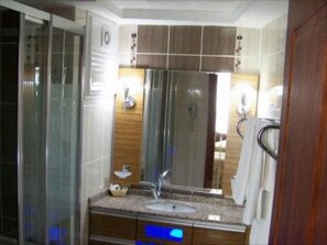 Free toiletries, hair dryer, towels - Grand Aksac Hotel (Malatya)