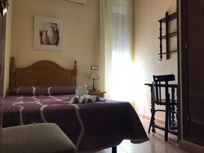 In-room safe, free WiFi - Hostal Internacional (Madrid)