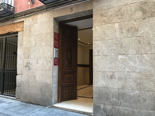 Property entrance - Hostal Internacional (Madrid)