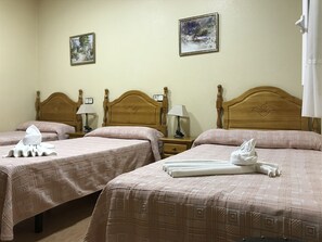 Triple Room | In-room safe, free WiFi - Hostal Internacional (Madrid)