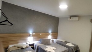 高级双人房 | 迷你吧、办公桌、免费 WiFi、床单