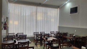 Free daily buffet breakfast - Universitário Hotel (Itapetininga)
