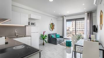 Deluxe 1BDR in City Center - Even Israel st 3 - #50 | Área de sala de estar | Smart TV y Netflix
