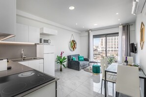 Deluxe 1BDR in City Center - Even Israel st 3 - #50 | Área de sala de estar | Smart TV y Netflix