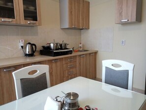 Appartamento | Cucina privata | Frigorifero con congelatore, microonde, piano cottura