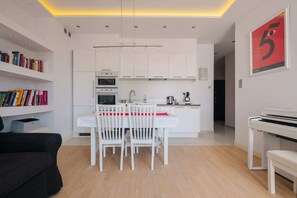 Apartamento superior | Cozinha privada | Geladeira, micro-ondas, fogão, cooktop