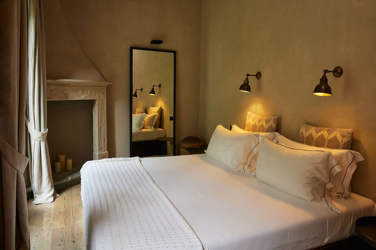 Quarto casal luxo, 1 cama King, vista para o jardim | Roupas de cama antialérgicas, cofres nos quartos, cortinas blackout