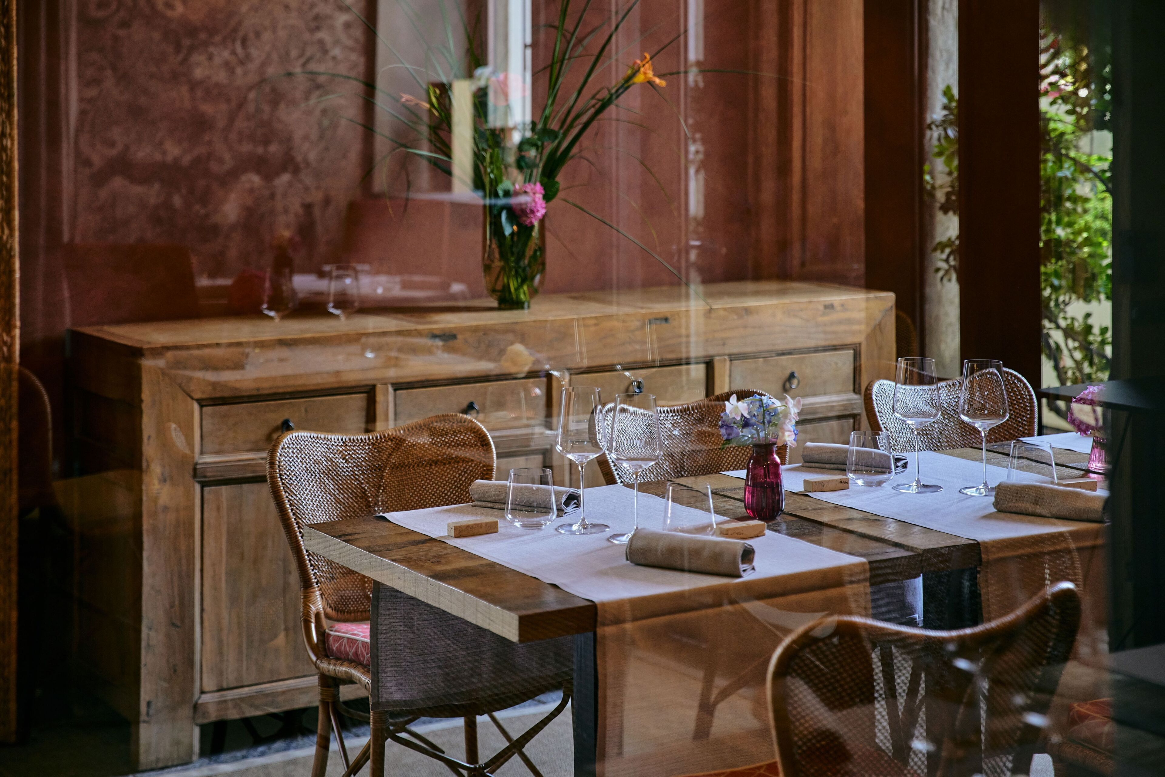 2 restaurantes; se sirve almuerzo y cena; cocina mediterránea