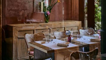 2 restaurantes; se sirve almuerzo y cena; cocina mediterránea