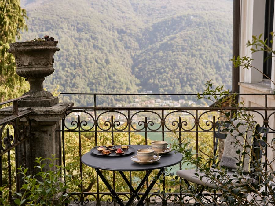 Kahden hengen superior-huone, 1 suuri parisänky, järvinäköala | Allergiatestatut vuodevaatteet, tallelokero huoneessa