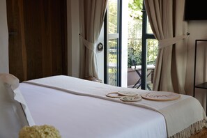 Superior Double Room, 1 King Bed, Lake View