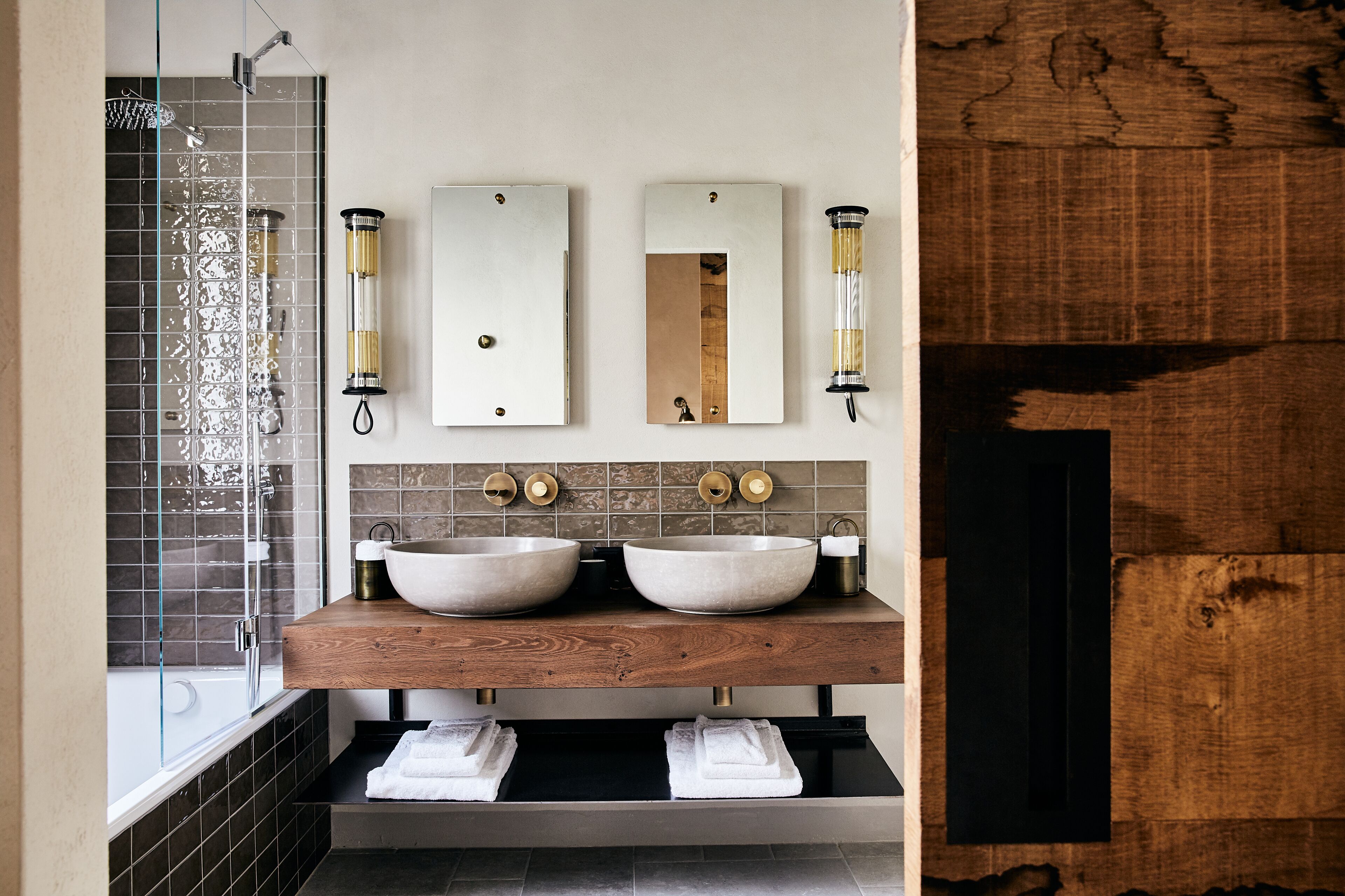 Suite junior, 1 cama de matrimonio grande con sofá cama, vistas al jardín | Baño | Bañera y ducha independientes y artículos de higiene personal gratuitos