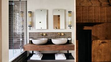 Suite junior, 1 cama de matrimonio grande con sofá cama, vistas al jardín | Baño | Bañera y ducha independientes y artículos de higiene personal gratuitos