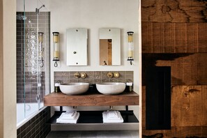 Junior Suite, 1 King Bed with Sofa bed, Garden View | Bathroom | Separate tub and shower, free toiletries, hair dryer, bathrobes - Relais Castello di Morcote (Vico Morcote)