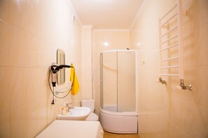 Departamento, 1 habitación | Baño | Regadera, secadora de cabello, pantuflas, toallas 