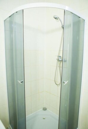 Leilighet, balkong | Bad | Dusj, hårføner, håndklær og såpe