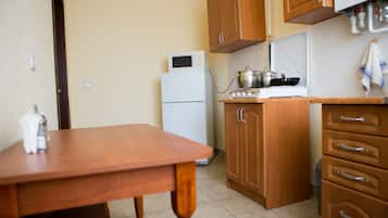 Apartment, 1 Bedroom | Private kitchen | Fridge, microwave, stovetop, cookware/dishes/utensils