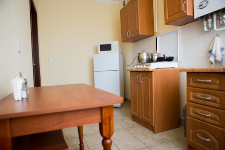Apartment, 1 Bedroom | Private kitchen | Fridge, microwave, stovetop, cookware/dishes/utensils