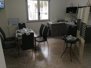 Buffet déjeuner gratuit tous les jours