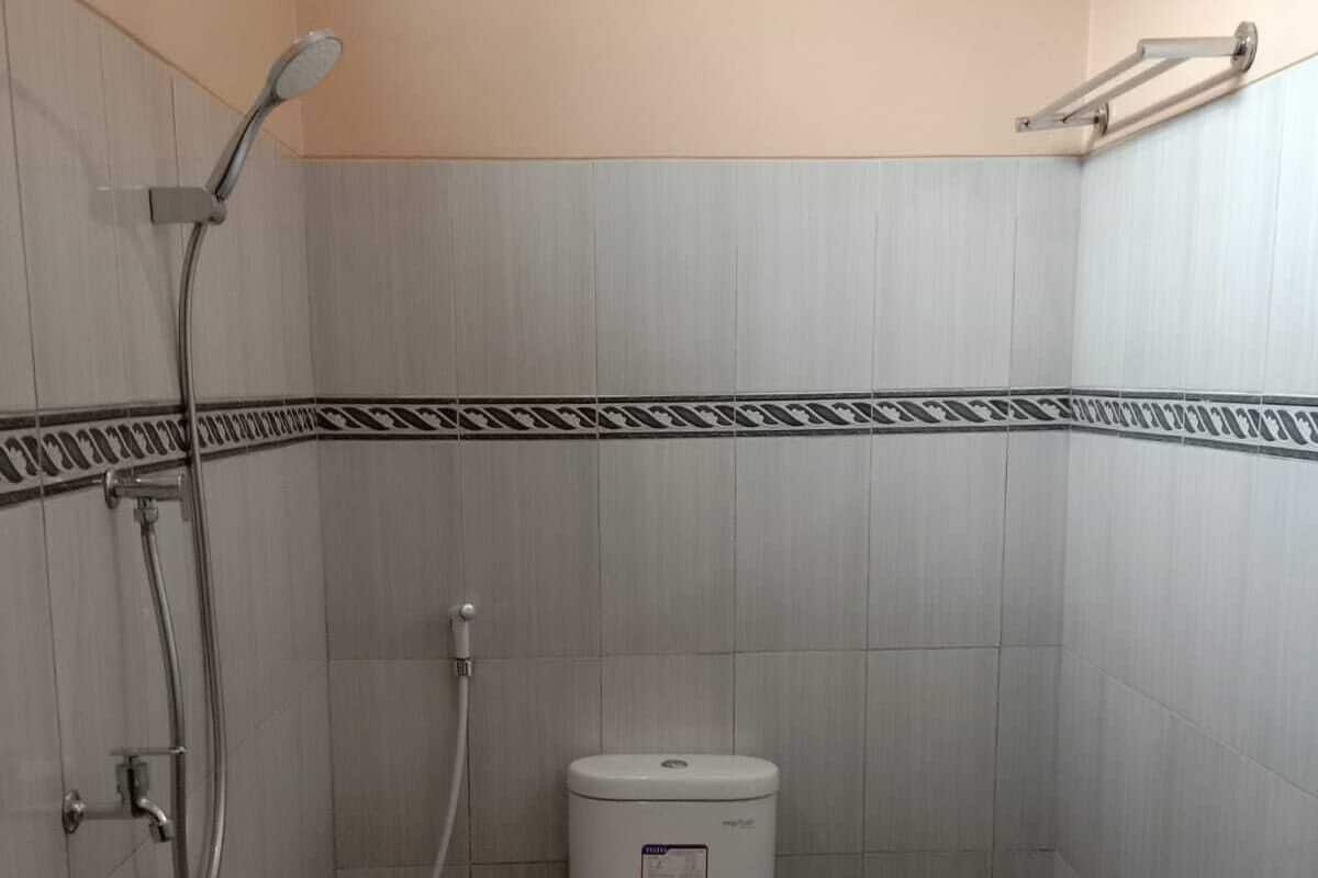 Zuhanyzó, hidromasszázs-zuhanyzó, törölközők és szappan