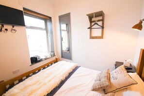 Small Double Room | 1 sovrum, individuell inredning, unika möbler och strykjärn/strykbräda