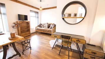 Studio, 1 King Bed with Sofa bed | Individually decorated, individually furnished, iron/ironing board