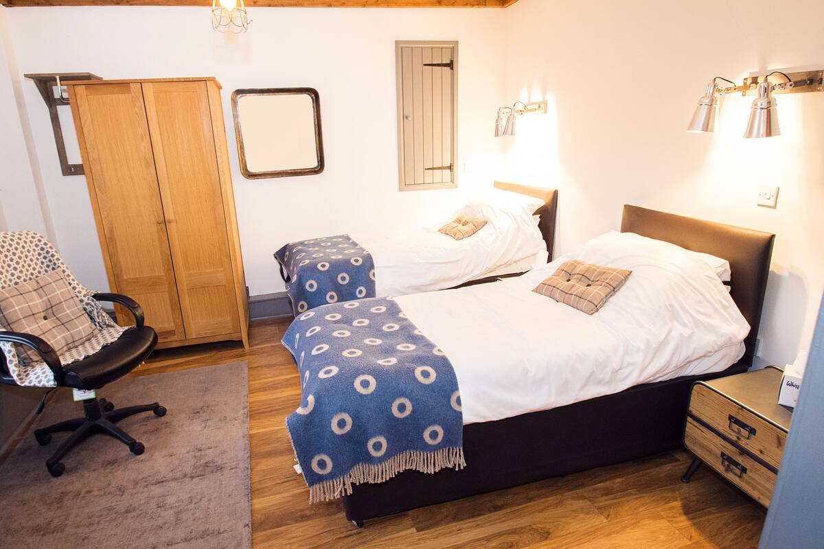 Twin Room | Iron/ironing board (on request), WiFi (free), individually decorated