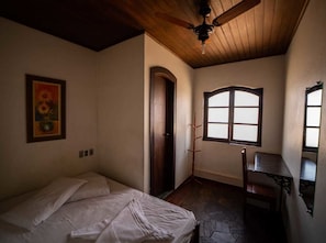 Tabla de planchar con plancha, wifi gratis y ropa de cama 