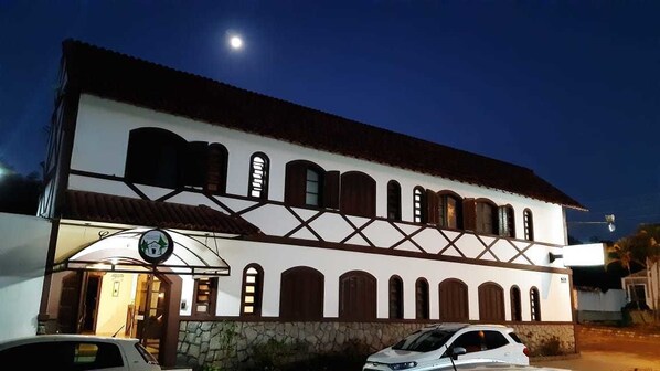 Façade de l’hébergement - soirée/nuit