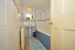 Family Room | Bathroom | Free toiletries, hair dryer, towels, toilet paper