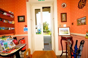 Reception hall - Edderton Hall Country House (Welshpool)