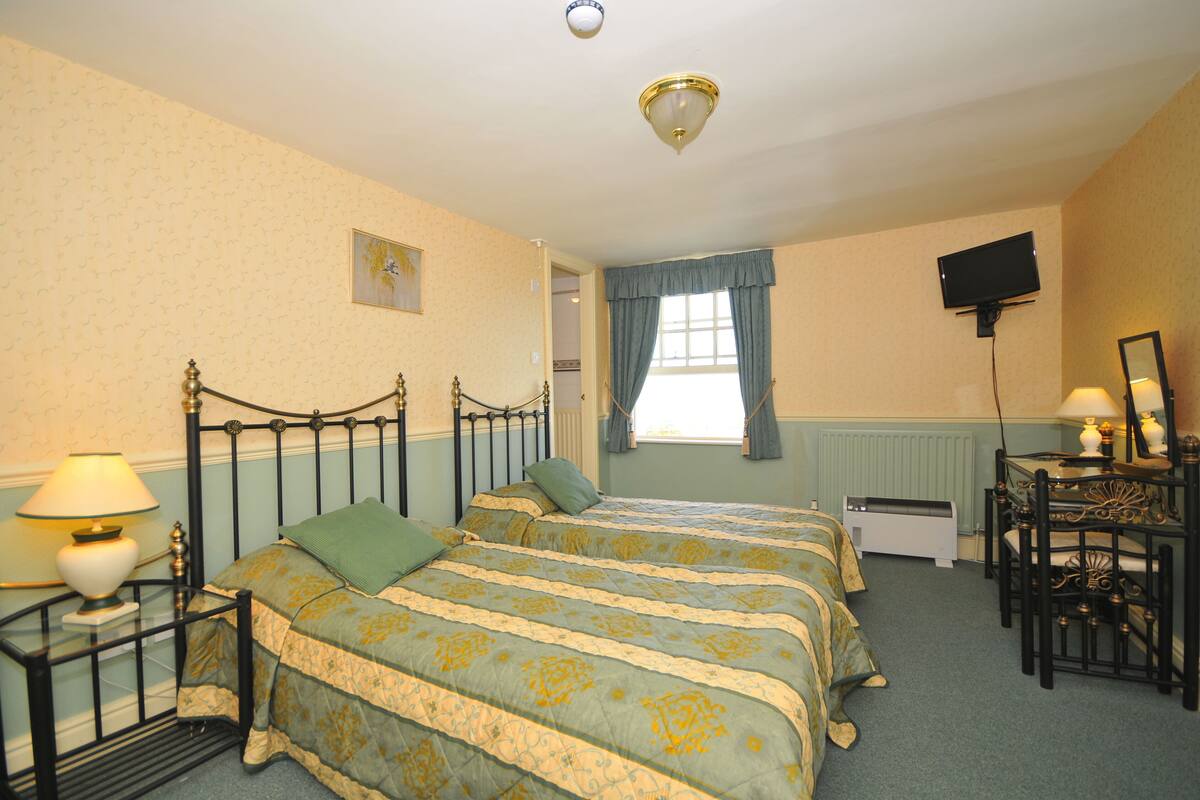 Standard Twin Room, Garden View | Desk, iron/ironing board (on request), free WiFi, bed sheets