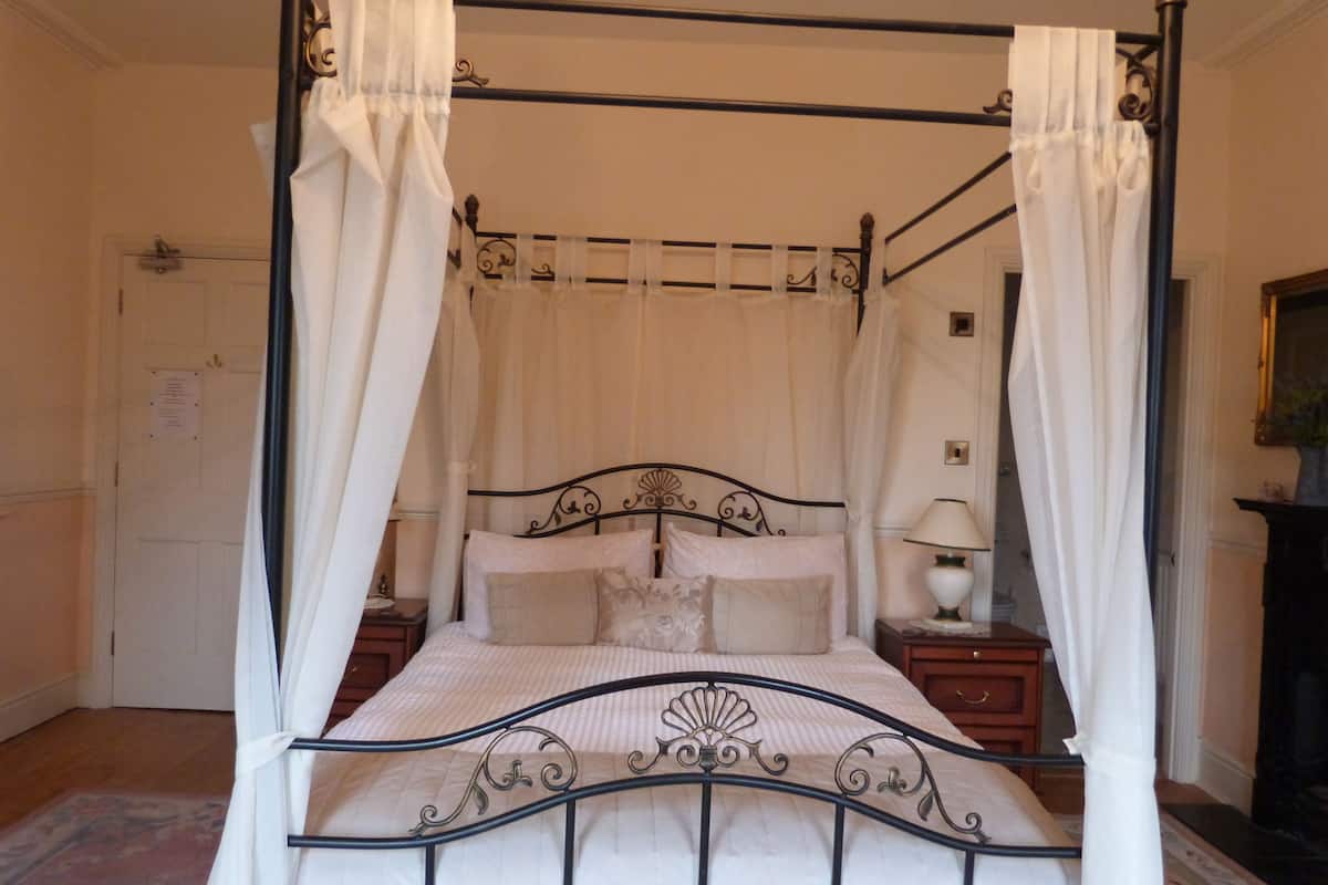 Deluxe Double Room, Bathtub | Desk, iron/ironing board (on request), free WiFi, bed sheets