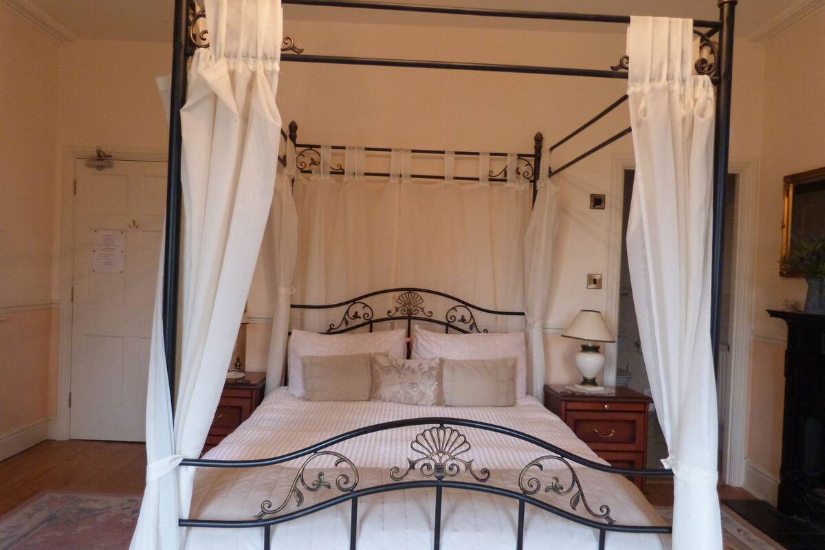 Deluxe Double Room, Bathtub | Desk, iron/ironing board, free WiFi, bed sheets