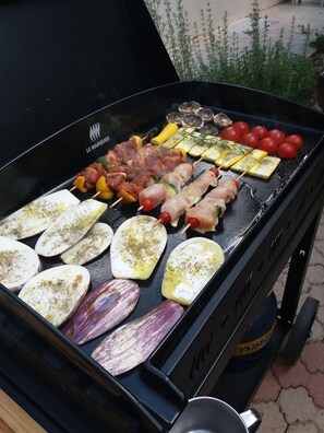 A grill with various meats and vegetables being cooked. - Maison Blanche (Boulazac-Isle-Manoire)