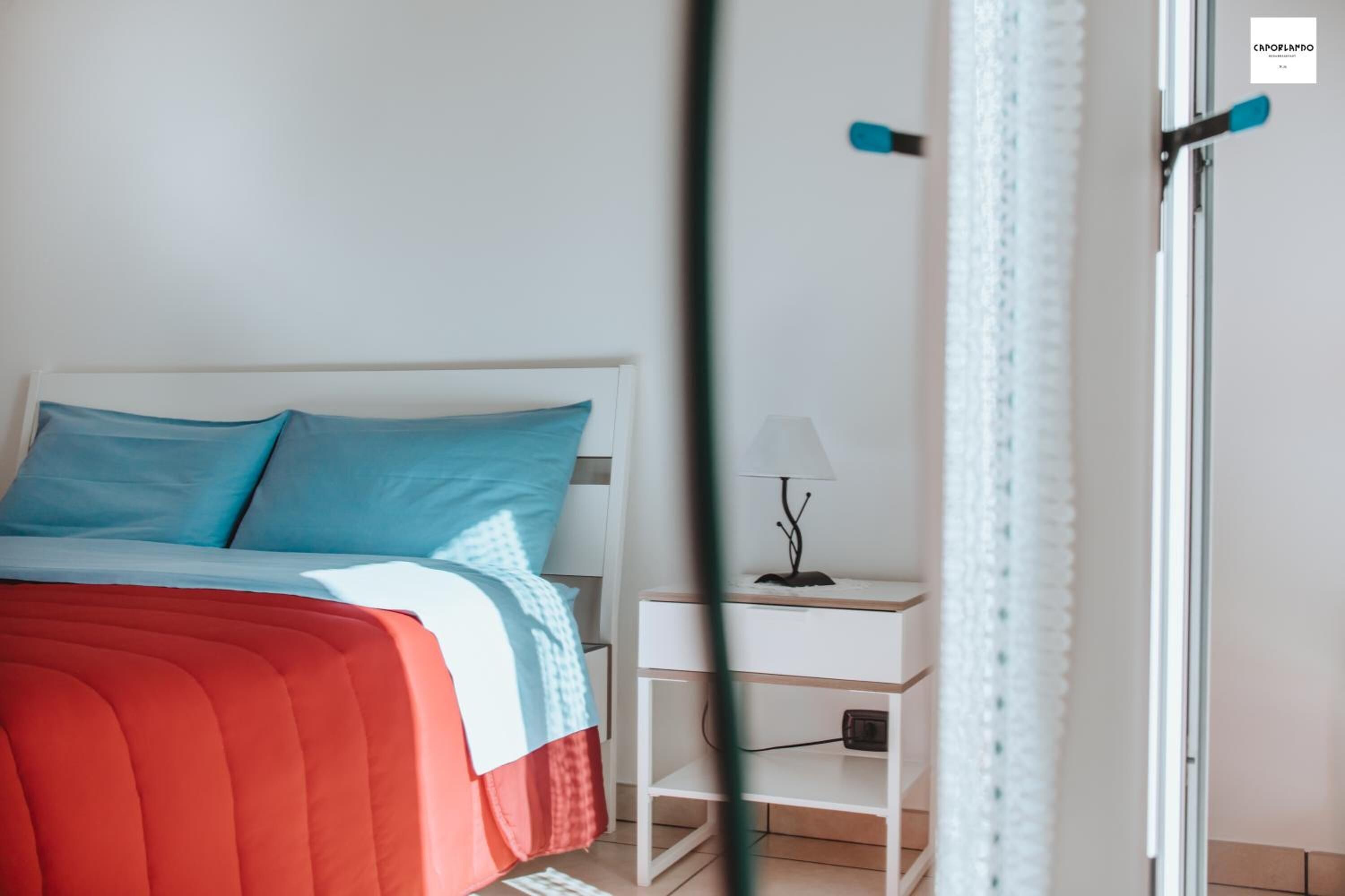 Una scrivania, tende oscuranti, insonorizzazione, ferro/asse da stiro