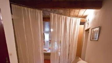 Quadruple Room, Hot Tub (RĂȘve dâOrient) | Dihias secara berasingan, dilengkapkan perabot secara berasingan