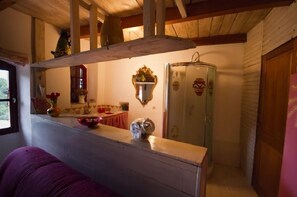 Quadruple Room (Rose pétale) | Bathroom | Shower, hair dryer, towels, soap - Cévennes-Orient (Saint-Sebastien-d'Aigrefeuille)