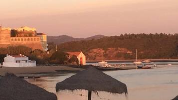 Una playa cerca