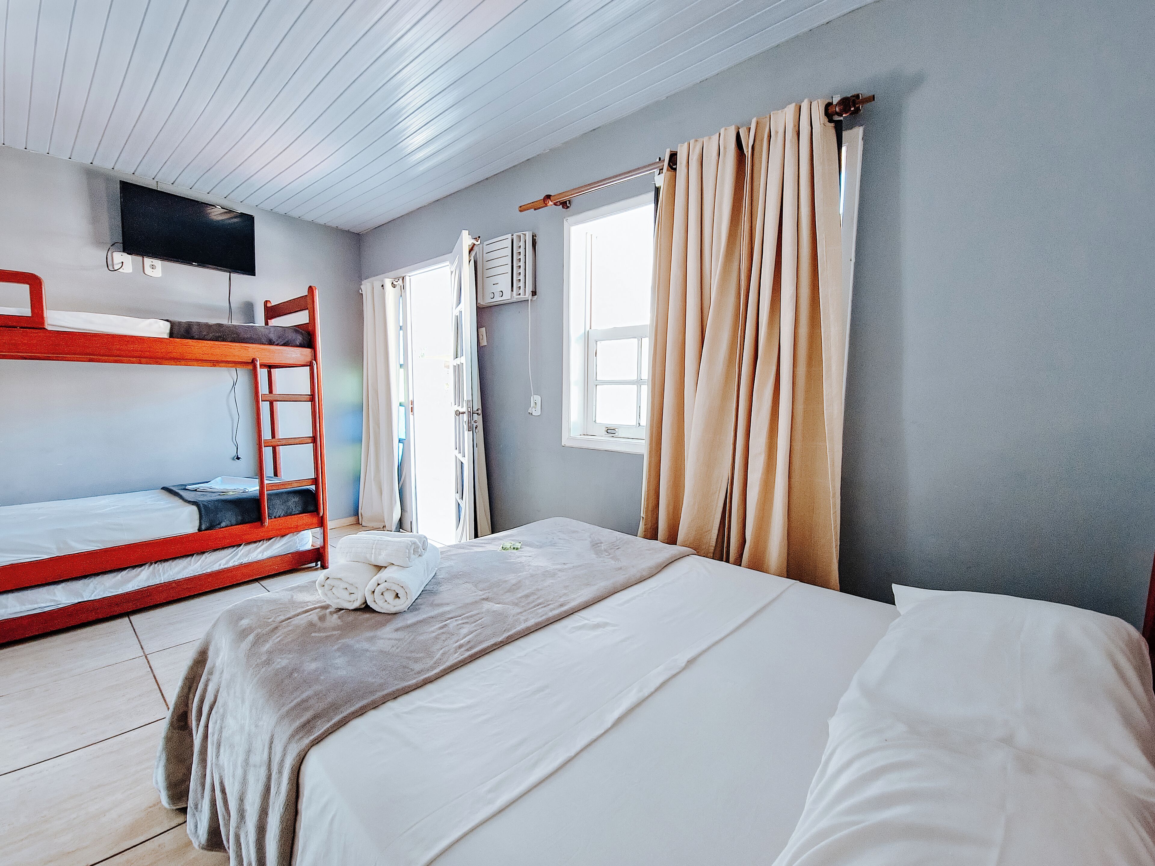 Habitación triple familiar | Minibar, caja de seguridad en la habitación, wifi gratis y ropa de cama 